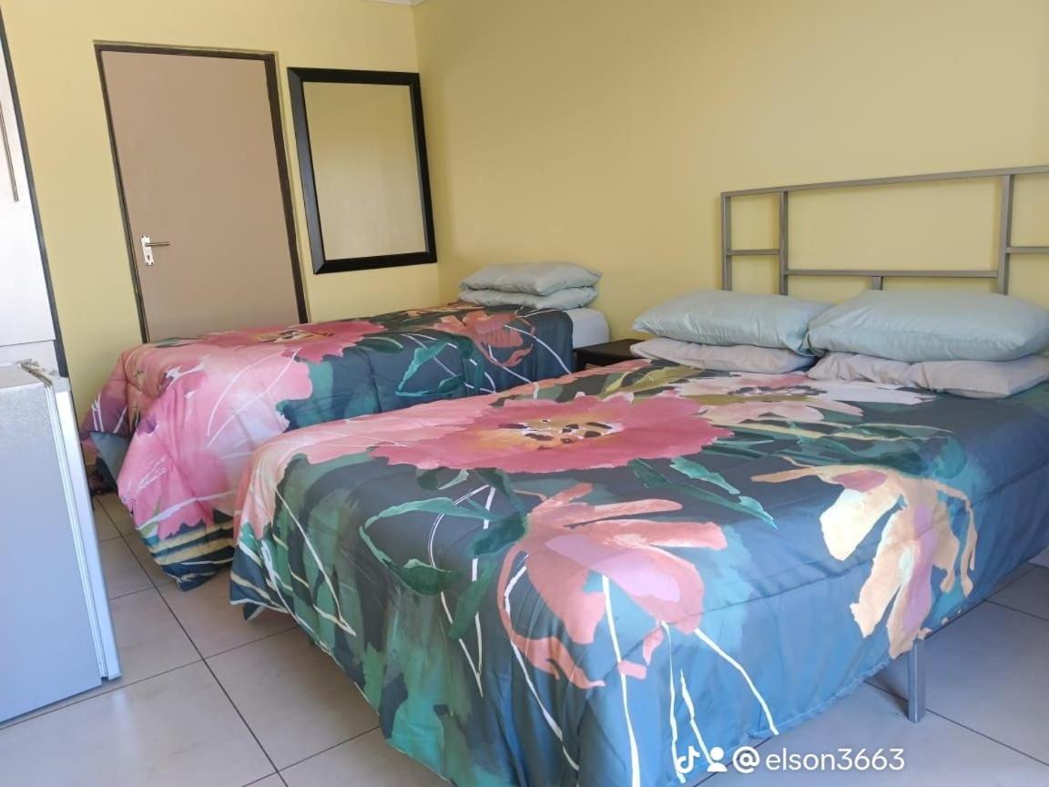 Elson Lodge K1 Katlehong Buitenkant foto